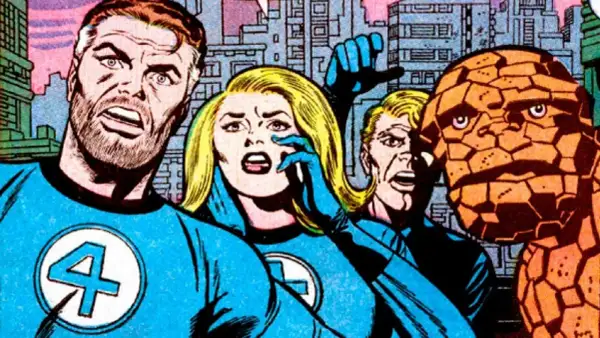 Los 4 Fantásticos, con expresiones de sorpresa, se preparan para la acción. Reed Richards, Sue Storm, la Antorcha Humana y La Mole, unidos en su misión.