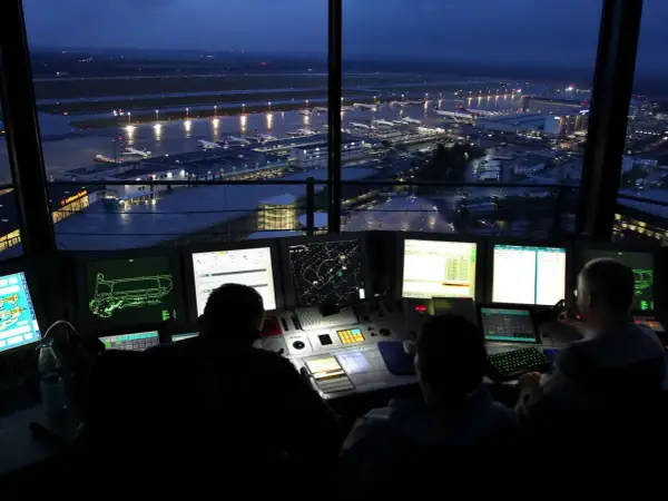 Fluglotsen im Tower überwachen den Flugverkehr bei Nacht. Die Ausbildung zum Fluglotsen ist anspruchsvoll, aber das Gehalt attraktiv.