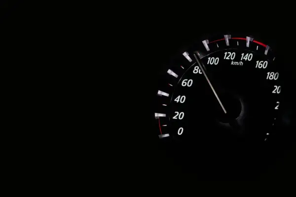 Przekroczenie prędkości o 30 km/h to 10 punktów karnych. Prędkościomierz wskazuje 110 km/h.
