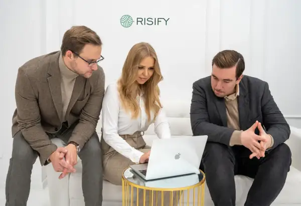 Zespół Risify, szukając dobrego psychoterapeuty online, analizuje dane na laptopie.