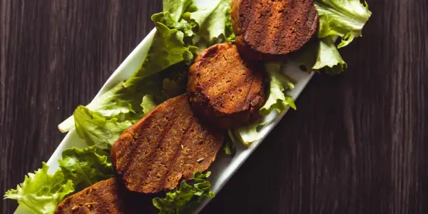Seitan casero, una opción deliciosa y versátil. Descubre cómo hacer seitan con esta presentación apetitosa.