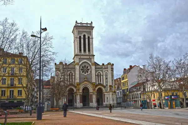 La basilique Saint-Étienne, un joyau architectural, invite à la découverte. Que faire à Saint-Étienne ? Visitez ce monument historique et explorez ses environs.