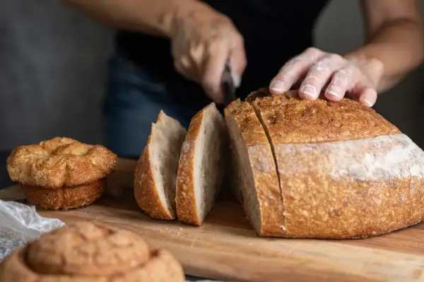 Ile piec chleb w piekarniku? Twój klucz do perfekcyjnego wypieku!