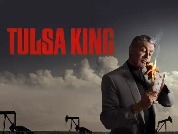 Sylvester Stallone als Tulsa King zündet eine Bordkarte an. Der Titel "Tulsa King stream" prangt über einer Ölförderlandschaft.