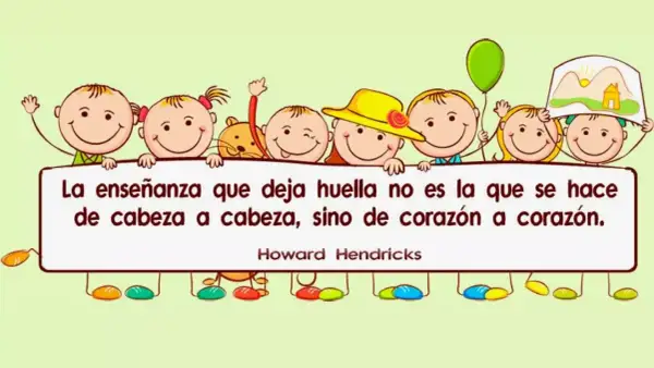 Niños sonrientes sostienen un cartel con frases para alumnos de primaria: "La enseñanza que deja huella no es la que se hace de cabeza a cabeza, sino de corazón a corazón.