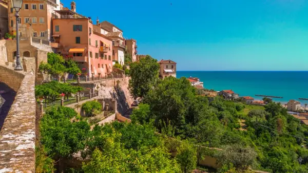 Case colorate a picco sul mare, giardini lussureggianti e scorci mozzafiato: ecco cosa vedere a Grottammare, un gioiello marchigiano.