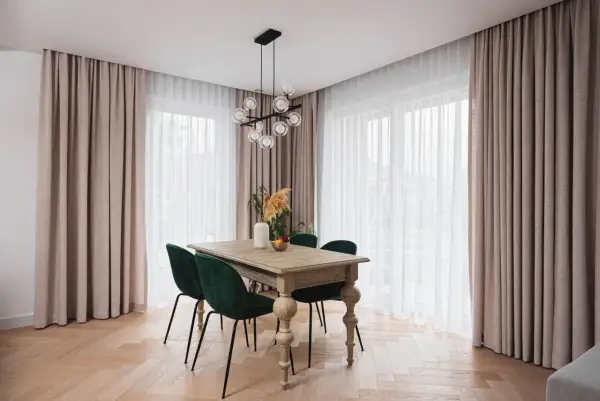 Eleganckie zasłony i firany z subtelnym marszczeniem tworzą przytulną atmosferę. Różne rodzaje marszczenia firan dodają wnętrzu charakteru.
