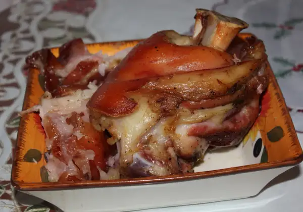 Najlepsza golonka gotowana i pieczona, soczysta i rumiana, podana na ozdobnej zastawie.