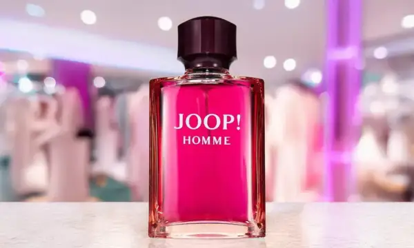 Szklana butelka z różowym płynem i napisem JOOP! HOMME. Ten zapach 125ml to idealny wybór dla każdego mężczyzny.