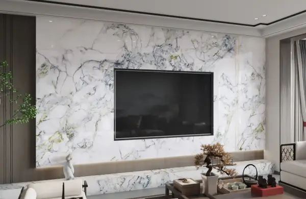 Elegancka ściana w salonie z telewizorem, ozdobiona wzorem marmuru i zielonymi akcentami.