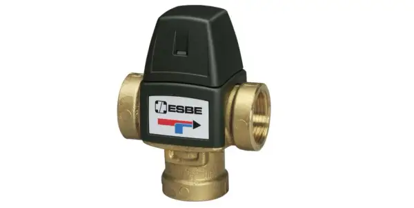 Mosiężny zawór trójdrożny ESBE z czarną obudową, kluczowy element instalacji grzewczej, decydujący o tym, czy zawór trójdrożny znajdzie się przed czy za pompą.