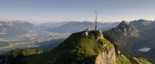 Der Weg zur Spitze des Hohen Kastens, ein lohnendes Ziel für jede **hoher kasten wanderung**, führt vorbei an einem Funkmast und bietet atemberaubende Ausblicke auf das Rheintal.