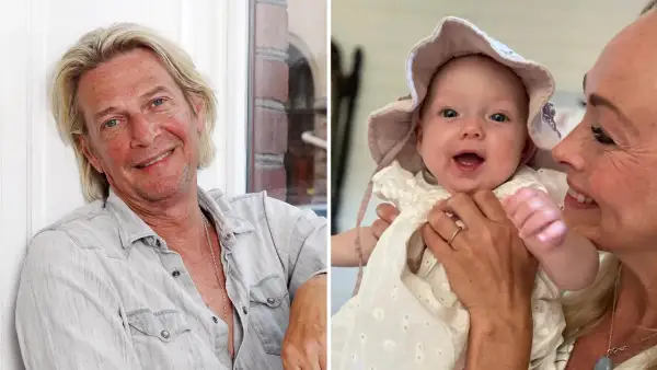 Tommy Nilsson ler mot kameran, bredvid en kvinna som håller ett leende barnbarnsbarn i en söt hatt.