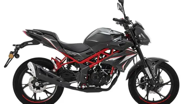 Motocicleta Benelli BN 125 negra con detalles rojos. Opiniones sobre su diseño deportivo y ágil.