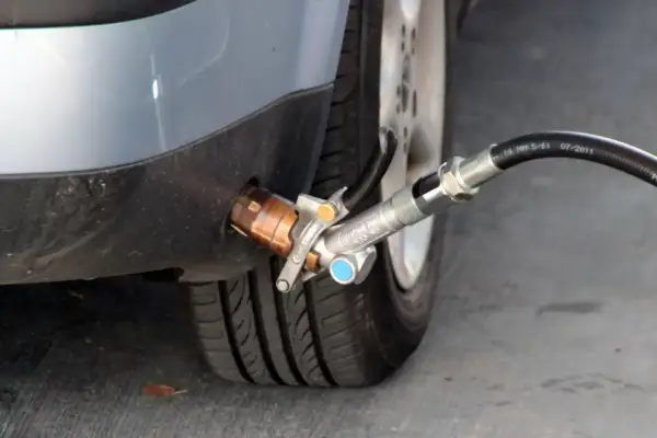 Poczuj gaz? Jak zakręcić zawór LPG w aucie krok po kroku