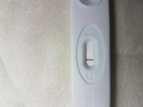 Test ciążowy z jedną kreską. Spóźnia mi się okres 2 tygodnie, a nie jestem w ciąży.