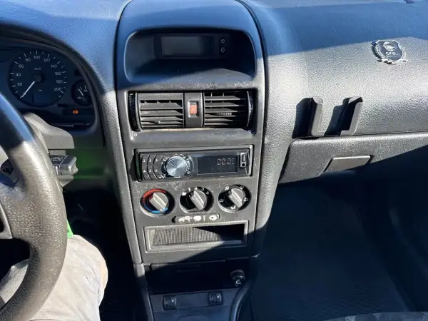 Instrumentpanel i Opel Vectra. Vanliga fel kan inkludera problem med instrumentbelysning eller klimatanläggning.