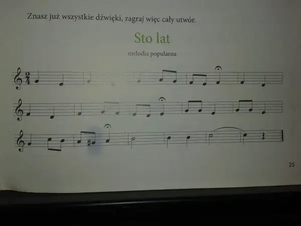 Zapis nutowy melodii "Sto lat" do zagrania na keyboardzie.