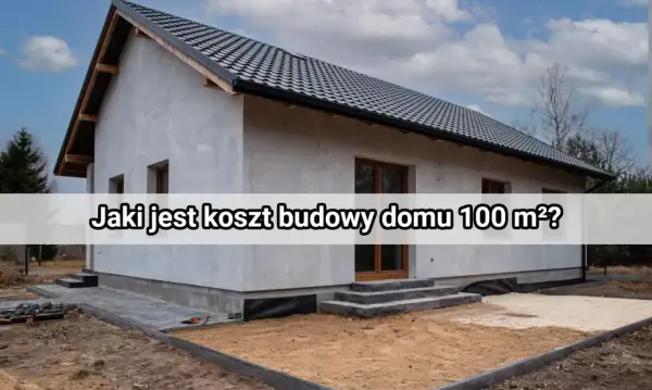 Szary dom w trakcie budowy, z widocznym dachem i oknami. Na fasadzie napis: "Jaki jest koszt budowy domu 100 m²?".