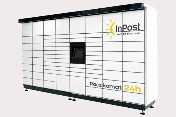 Największa skrytka InPost, Paczkomat 24h, z mnóstwem białych drzwiczek i centralnym panelem.