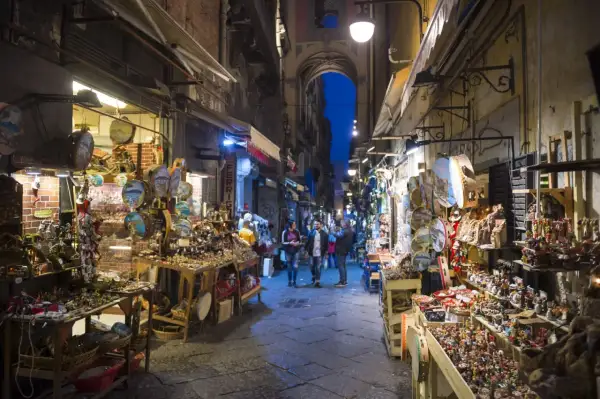 Via San Biagio dei Librai a Napoli, un vicolo pieno di botteghe che vendono splendidi presepi e artigianato locale.
