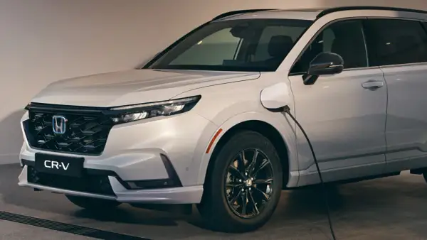 Nowe Honda CR-V Hybrid ładowane, gotowe na ekologiczną podróż.