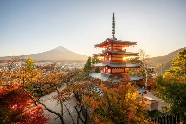 Ein Pagoden-Tempel mit Blick auf den Fuji-san, ein ikonisches Bild von Asien im Juni, umgeben von Herbstlaub.