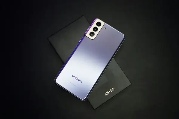 Fioletowy Samsung S21+ 5G na czarnym tle. Zapomniałeś kodu? Sprawdź, jak odblokować telefon Samsung.