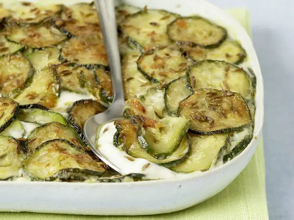 Un gratin de courgettes de mamie, une tuerie ! Des rondelles de courgettes dorées, nappées d'une sauce crémeuse et parsemées de graines de cumin.
