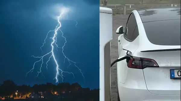 En vit elbil laddas vid en laddstation medan ett kraftigt blixtnedslag lyser upp himlen.