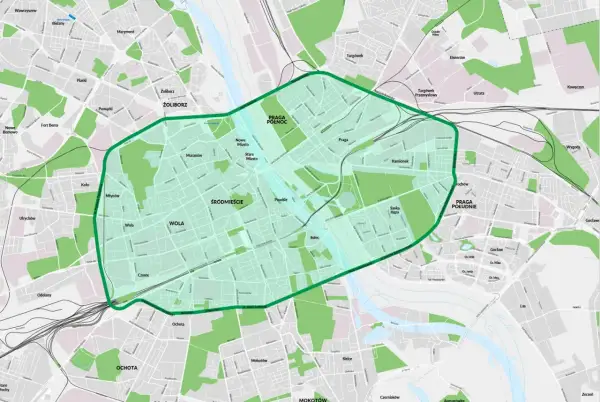 Mapa Warszawy z zaznaczoną zieloną obwódką: strefa czystego transportu warszawa obejmuje Śródmieście, fragmenty Woli, Ochoty, Pragi Północ i Południe.