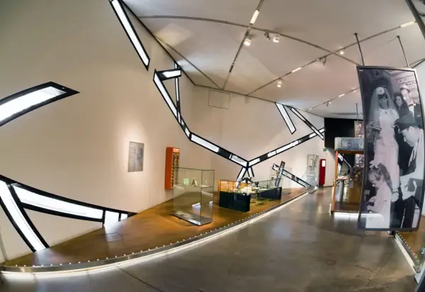 Wnętrze muzeum żydowskiego w Berlinie z nowoczesną architekturą i wystawami.