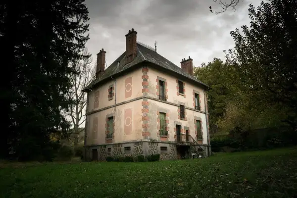 Maison abandonnée, parfaite pour une exploration urbex à Clermont-Ferrand. Le temps s'est arrêté dans ce lieu chargé d'histoire.