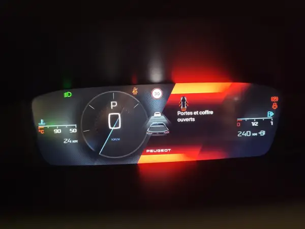 Tableau de bord Peugeot : feux de position allumés, vitesse 0 km/h, portes ouvertes, 240 km d'autonomie.