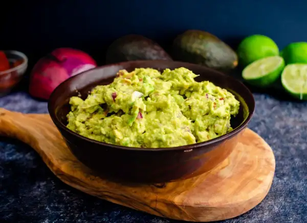 Guacamole: Z czym jeść? Odkryj 20+ pomysłów na podanie!