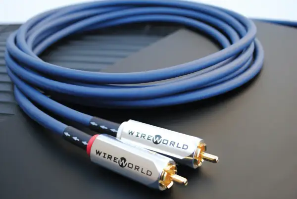 Niebieski kabel audio z dwoma pozłacanymi złączami RCA marki Wireworld, gotowy do podłączenia sprzętu.