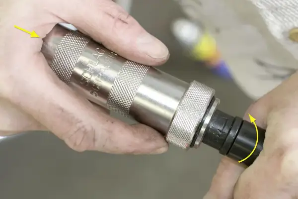 Maintenant, vous savez comment bloquer une vis qui se dévisse. Un outil à percussion est utilisé pour serrer fermement.