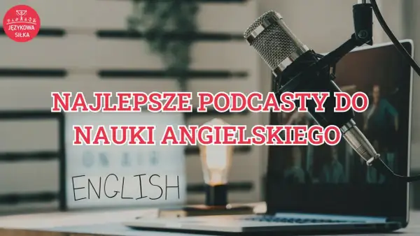 Mikrofon studyjny i laptop z napisem "ENGLISH" - idealne do nauki angielskiego przez podcasty.