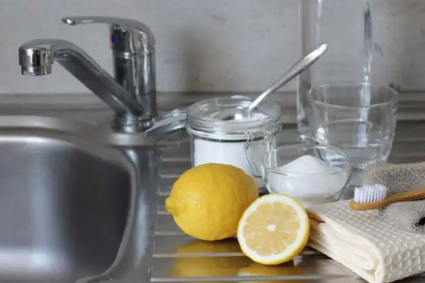 Limone, bicarbonato e aceto: ingredienti naturali per lavare i piatti senza detersivo.
