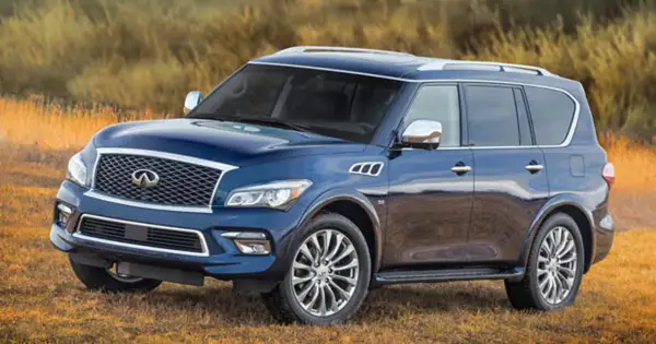 Granatowy Infiniti QX80 na tle jesiennej łąki. Luksusowy SUV gotowy na przygodę.