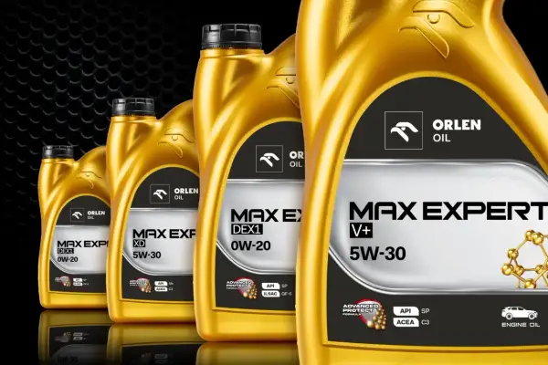 Złote bańki oleju silnikowego Orlen Max Expert. Wybór między 0W-20 a 5W-30 dla Twojego auta.
