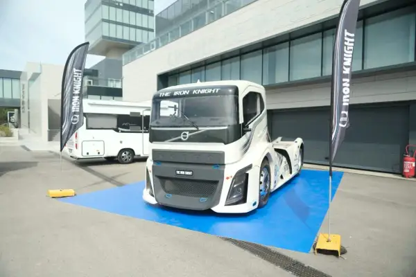 Le camion Volvo "The Iron Knight", le camion le plus rapide du monde, est prêt pour la course.