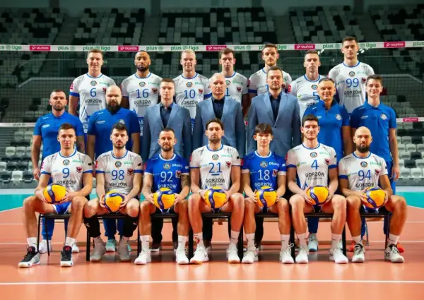Drużyna siatkarzy Cuprum Stilon Gorzów pozuje do zdjęcia.