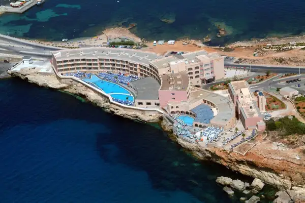 Hotel Paradise Bay Malta, z basenami i widokiem na turkusowe morze, to idealne miejsce na wakacje.