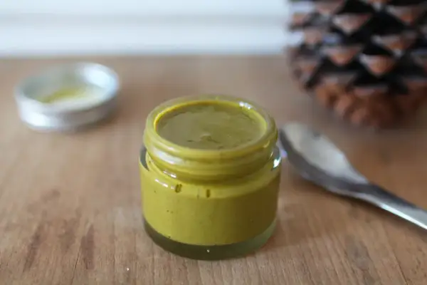 Un pot de pâte de pistache maison, prêt à être dégusté. Une recette simple pour un délice gourmand.