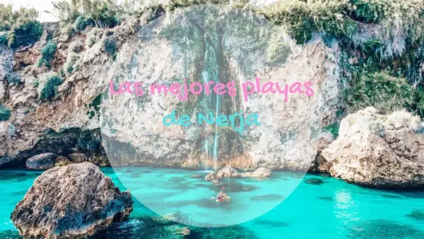 Aguas turquesas y acantilados verdes en las mejores playas de Nerja. Un kayak navega cerca de una cascada.