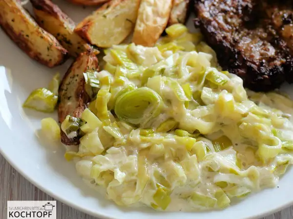 Cremiger Lauch, eine köstliche Beilage zu Steak und Kartoffelspalten. Perfekt für Lauch Rezepte.