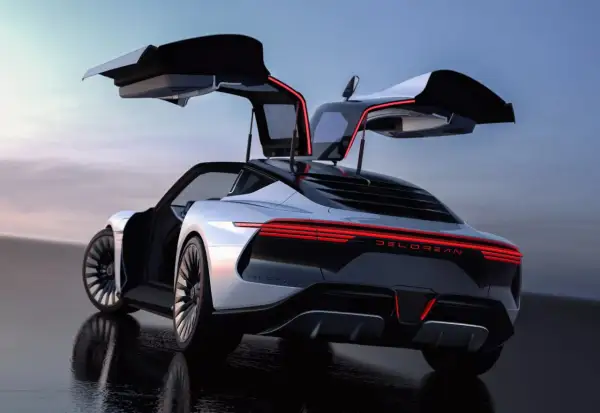 Nowoczesny DeLorean Alpha5 z otwartymi drzwiami typu gullwing, lśniącymi czerwonymi światłami, na mokrej nawierzchni.