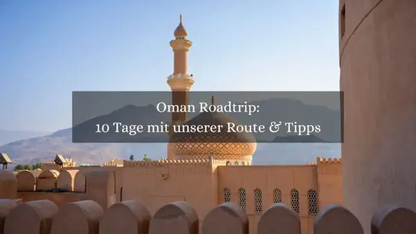 Oman Roadtrip: 10 Tage mit Route & Tipps. Moschee mit Minarett und Festungsmauern vor Bergkulisse.