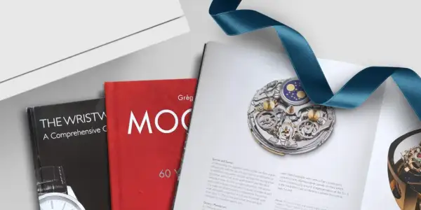 Libros de relojes con imágenes detalladas de mecanismos y cintas de satén.